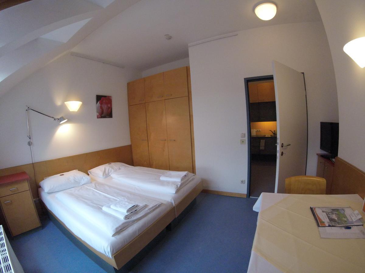 Haus Mobene - Hotel Garni Грац Екстериор снимка
