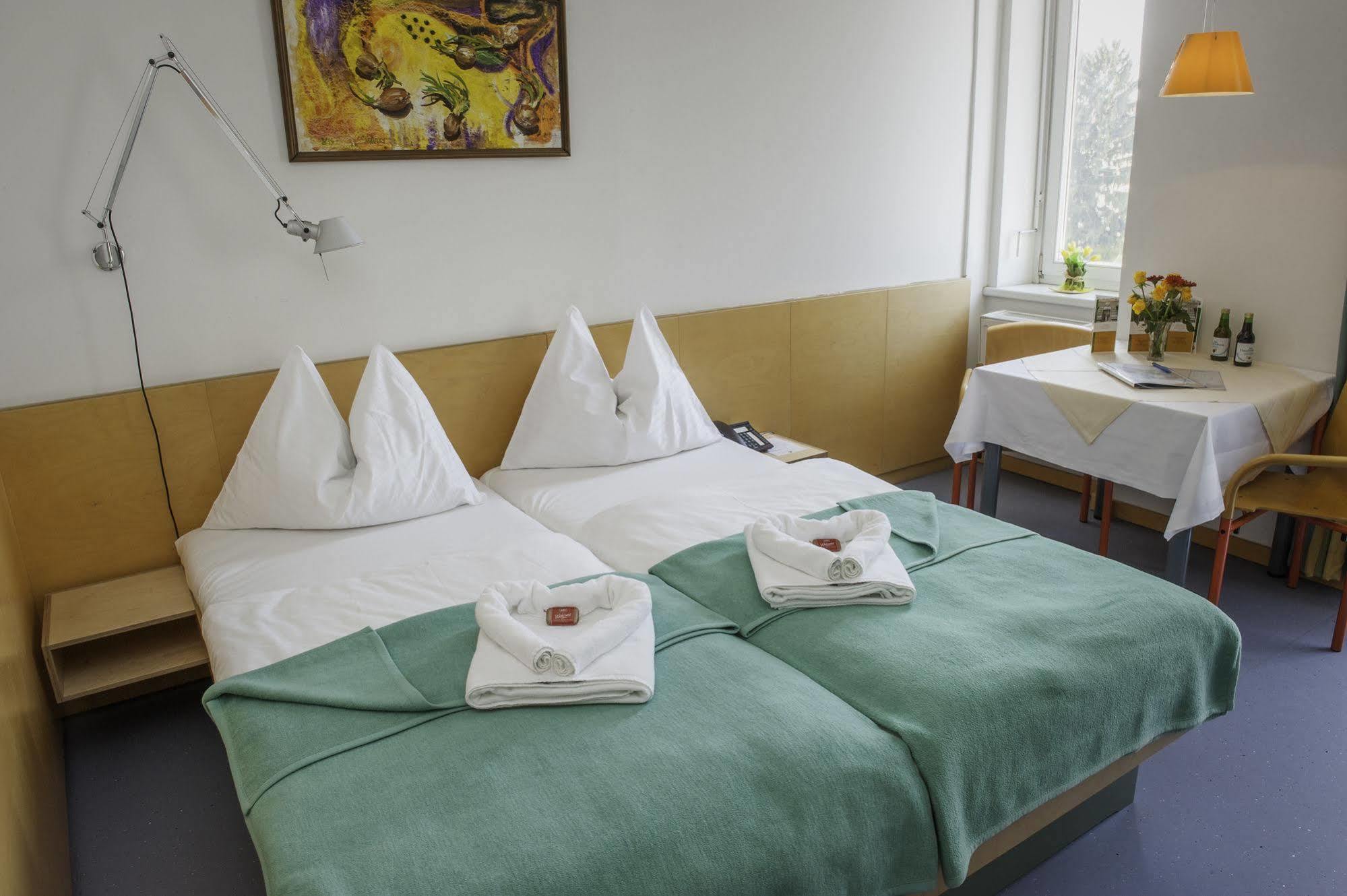 Haus Mobene - Hotel Garni Грац Екстериор снимка