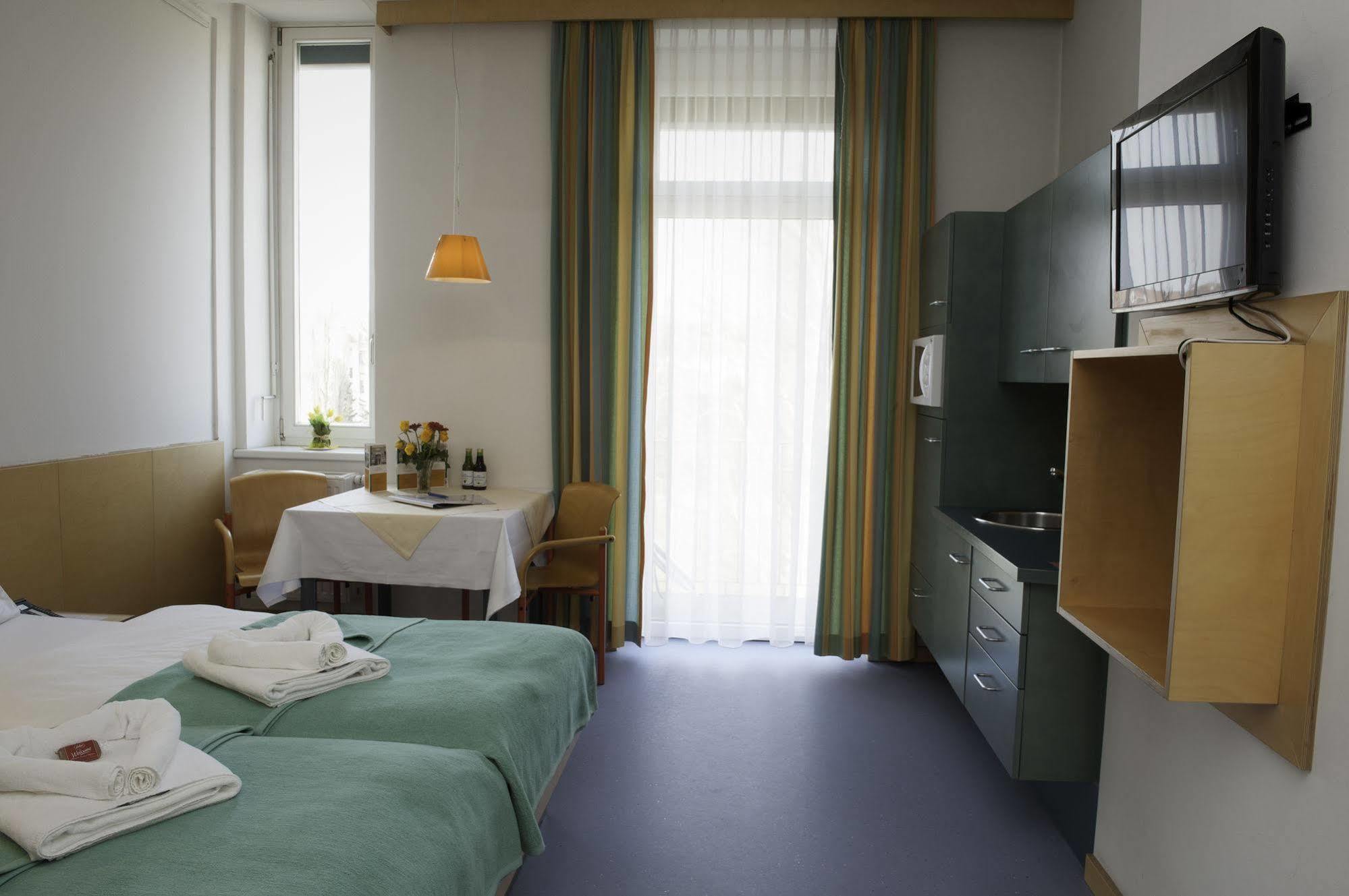 Haus Mobene - Hotel Garni Грац Екстериор снимка