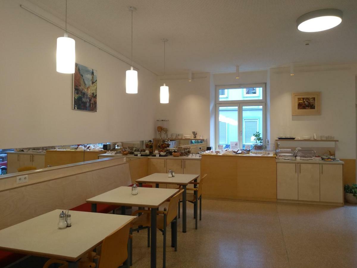 Haus Mobene - Hotel Garni Грац Екстериор снимка